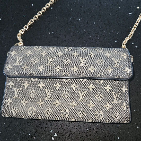 LOUIS VUITTON Denim Wallet on a Chain - Picture 8 of 16